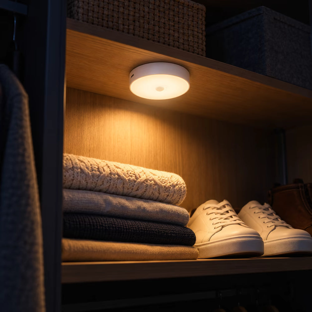 Luz LED con sensor de movimiento encendida dentro de un clóset