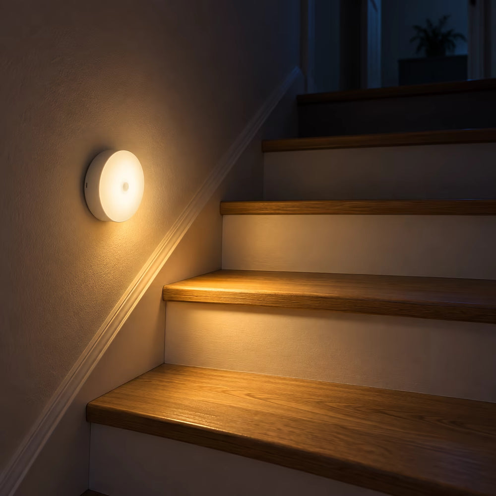 Luz LED iluminando los escalones de una escalera