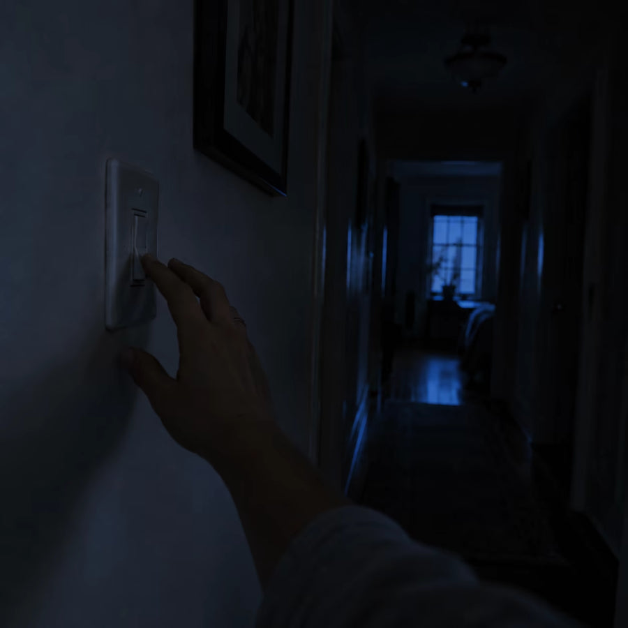 Pasillo de una casa a oscuras durante la noche